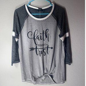 High Quality Women Top Size Medium Grey 3/4 Sleeve Crew Neck Pullover Closure